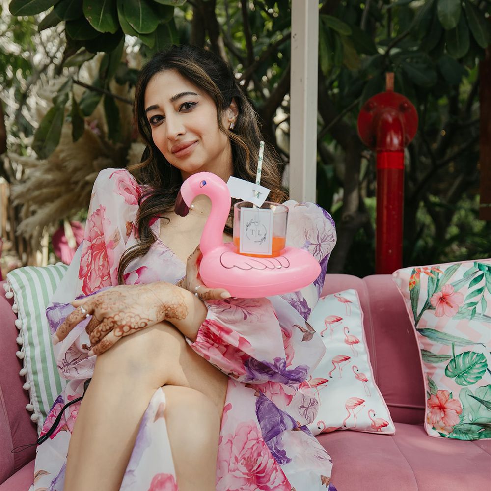 wedding-guest-with-flamingo-drink-holder