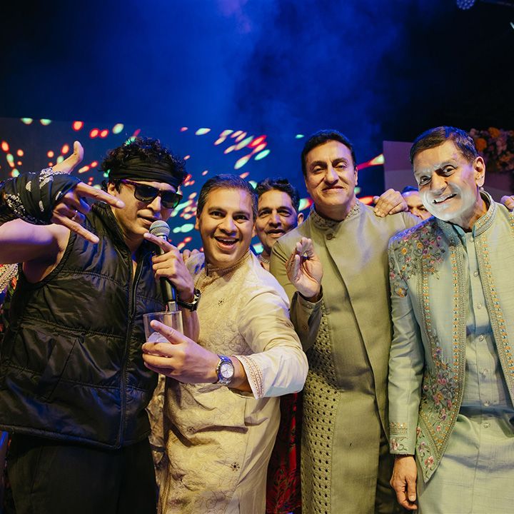 wedding-guests-posing-for-group-photo