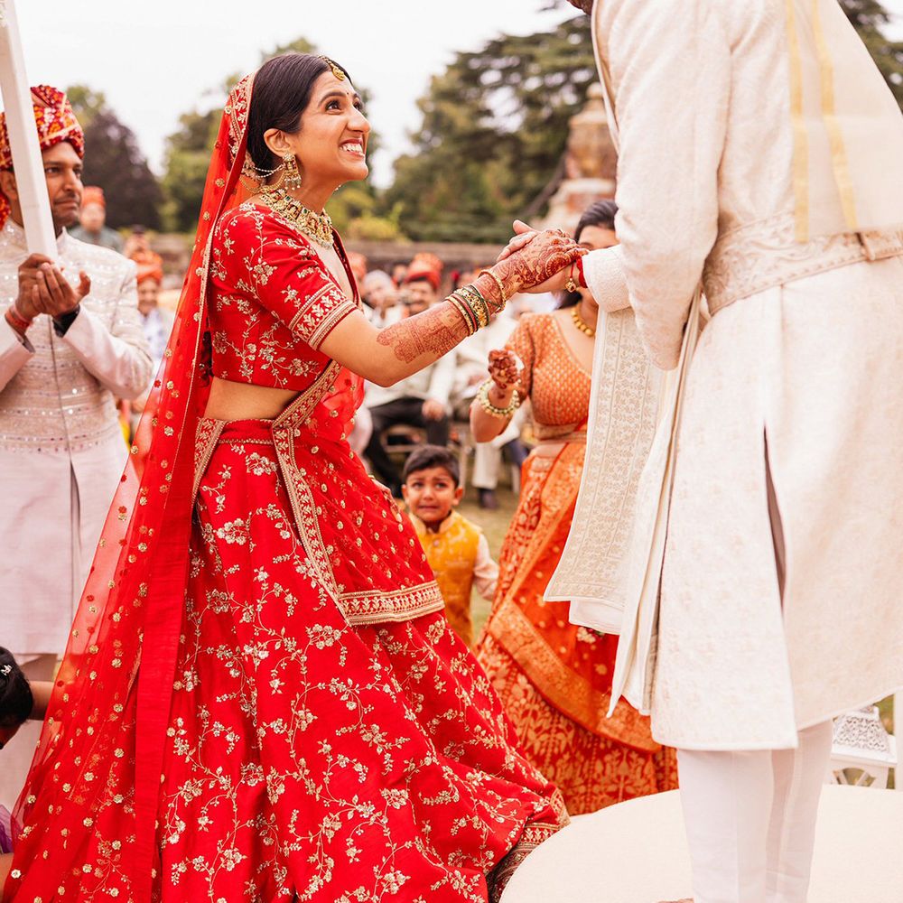 groom-greets-bride-for-their-wedding
