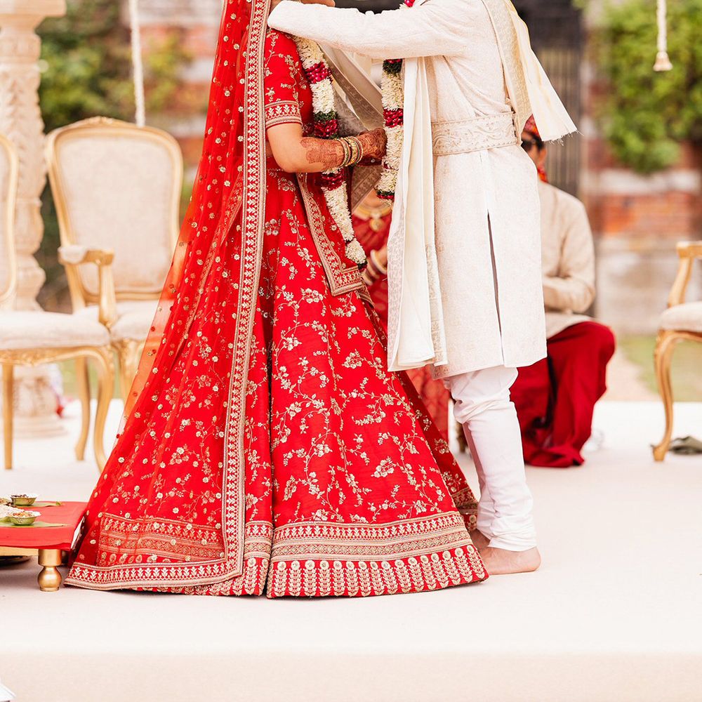 groom-places-the-varmala-on-bride-neck