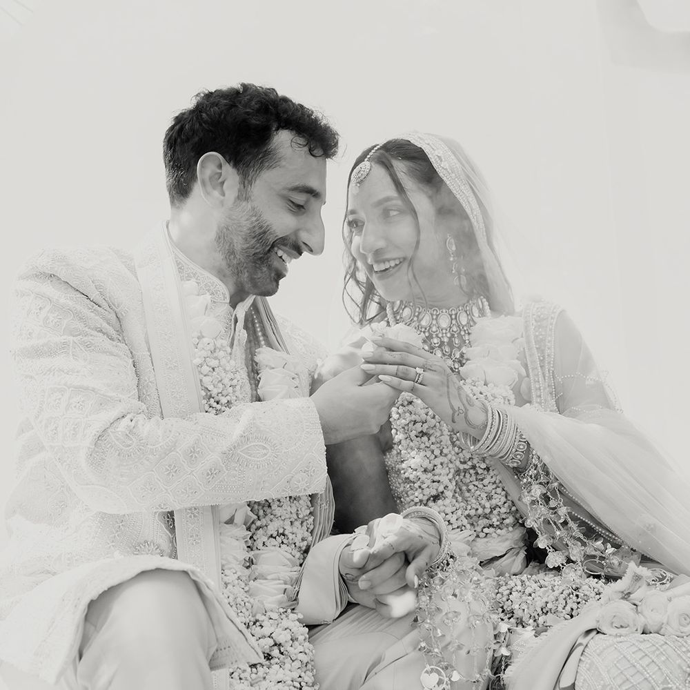 black-and-white-photo-of-couple-at-outdoor-wedding