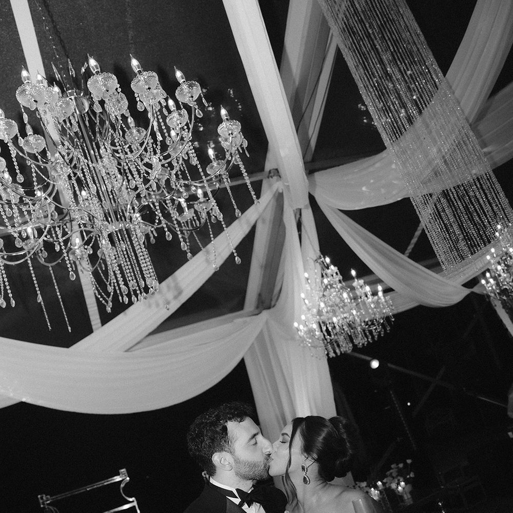 black-and-white-photo-of-couple-kissing