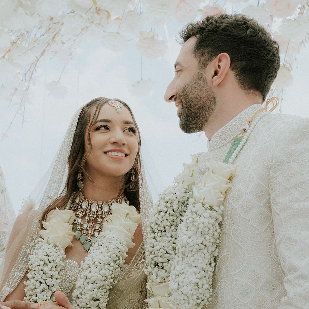 bride-and-groom-wearing-white-rose-gypsophila-varmala