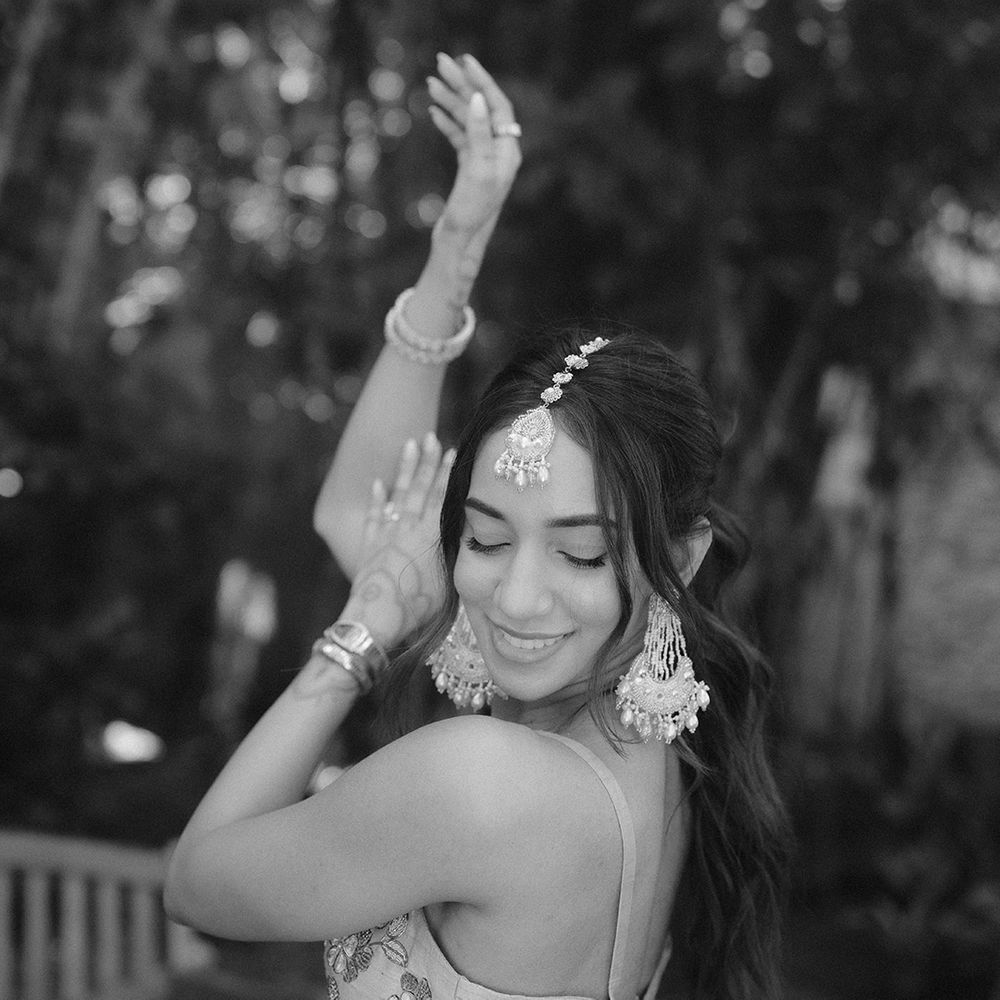 bride-wearing-gold-wedding-jewellery-for-haldi-ceremony