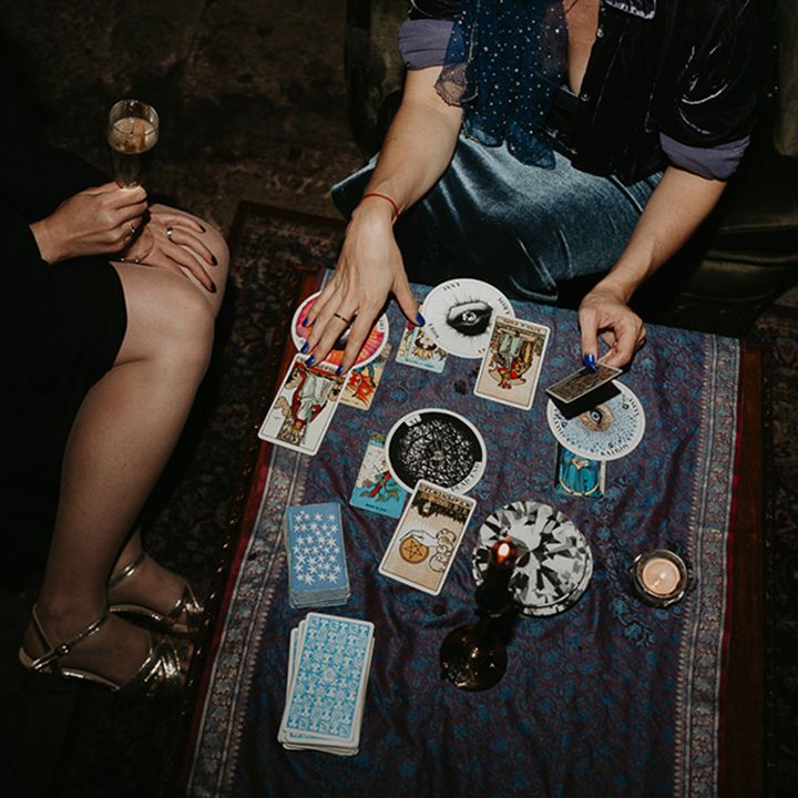 tarot-reader-at-wedding