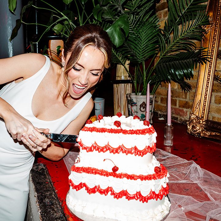 bride-cuts-wedding-cake