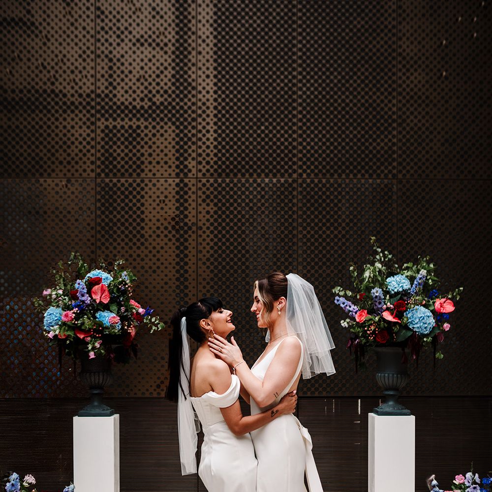 brides-embrace-at-the-altar