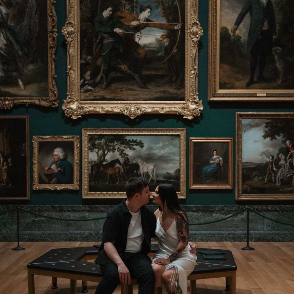 Couple shares a kiss at Tate Britain
