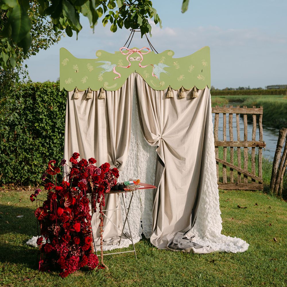modern-drapery-altar-decor-with-red-wedding-flowers