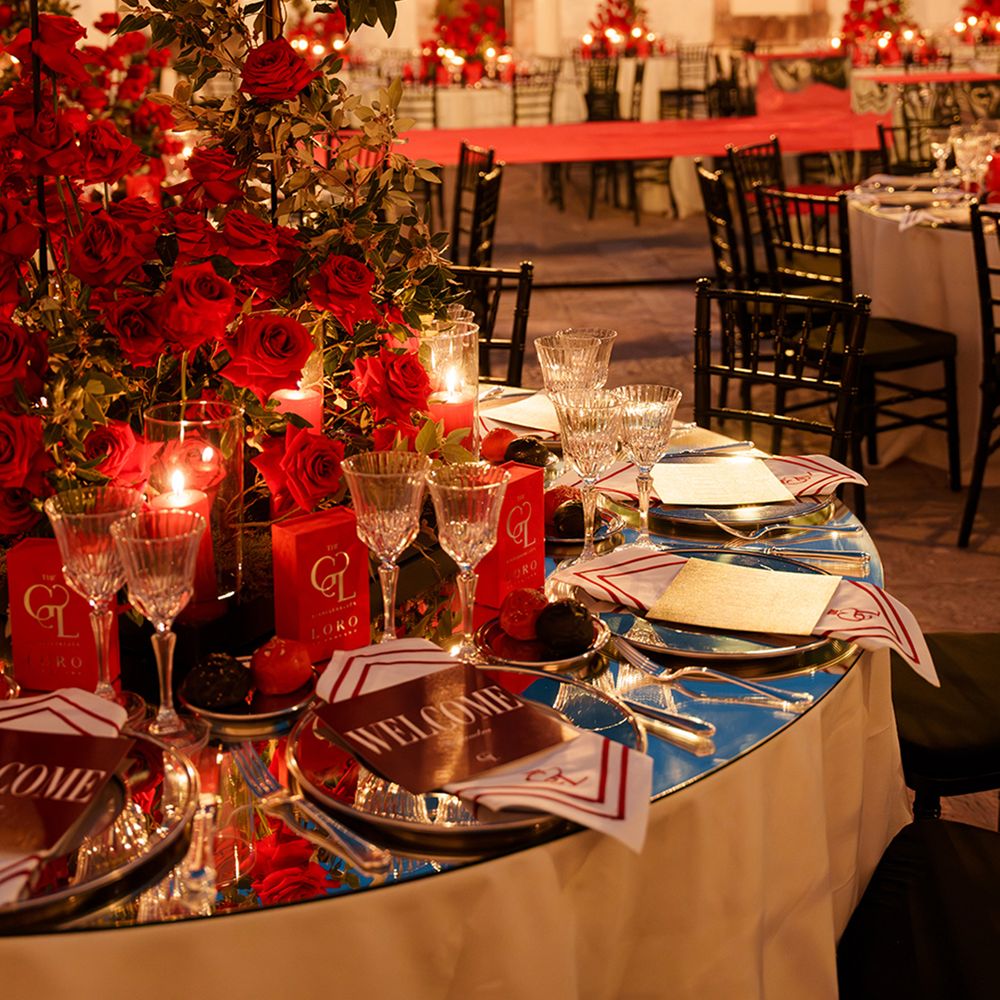 mirrored-table-tops-with-red-flower-centrepieces