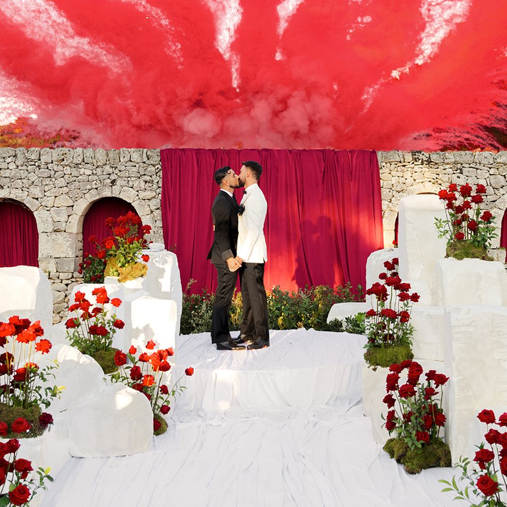 red-smoke-flares-during-first-kiss-moment