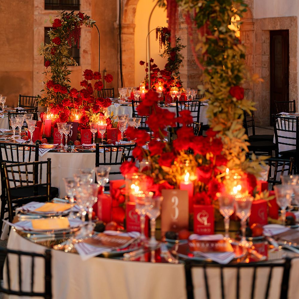 red-table-centrepieces-with-red-roses-and-candles