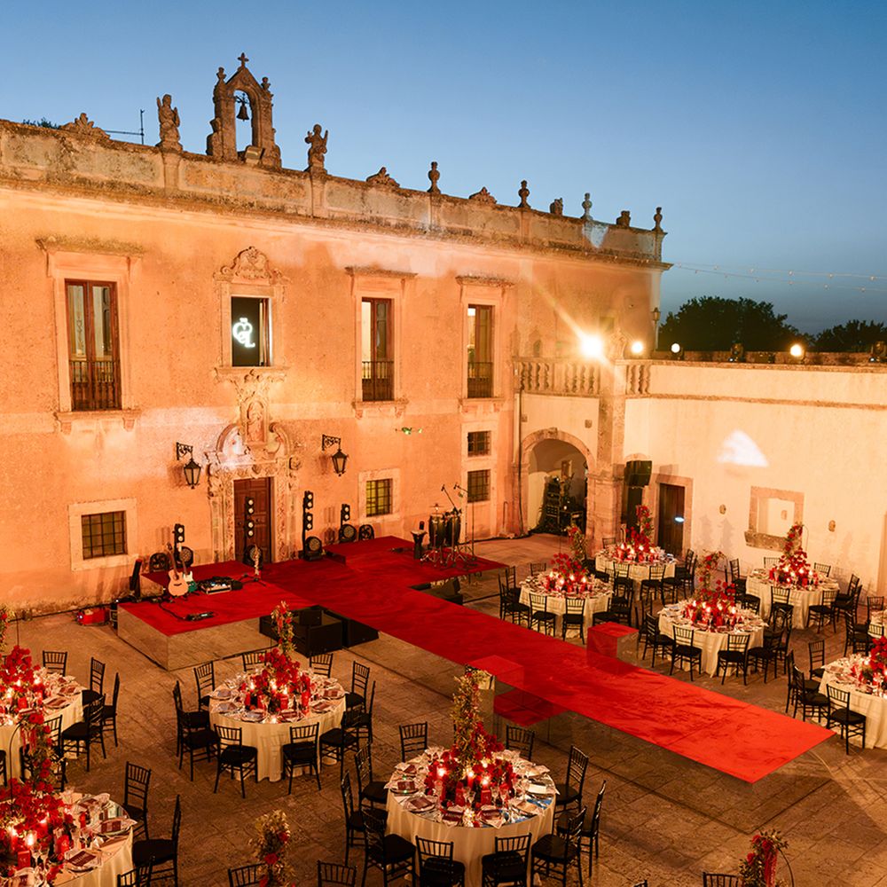 villa-courtyard-in-italy-with-round-tables-and-red-theme
