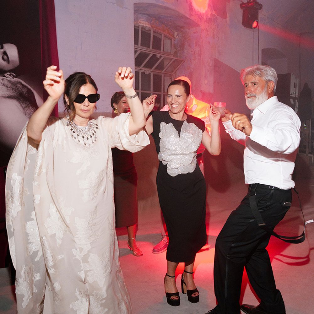 wedding-guests-dancing-at-wedding-reception