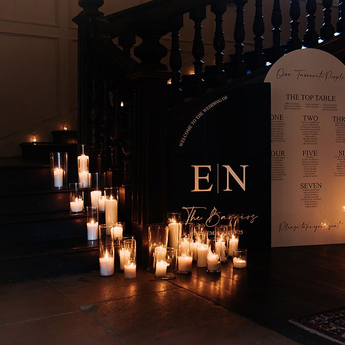 black-and-white-arched-wedding-seating-chart-sign