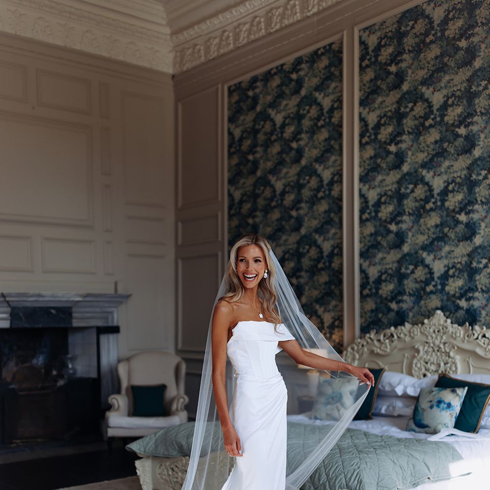 bride-in-corset-wedding-dress-and-veil