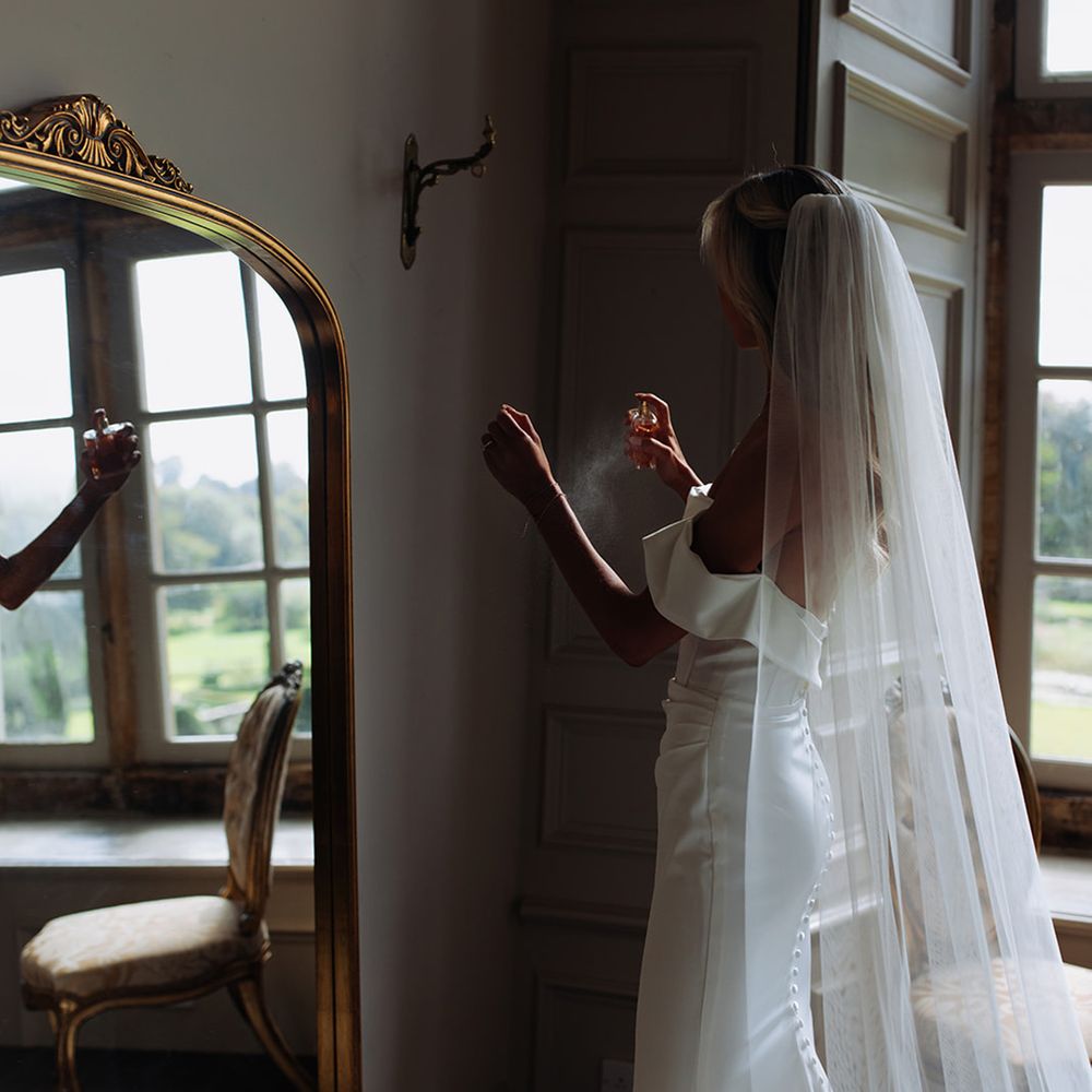 bride-sprays-on-wedding-perfume