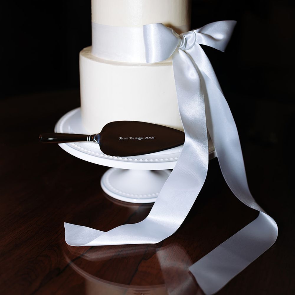 white-bow-and-figurine-cake-topper-with-custom-cake-knife