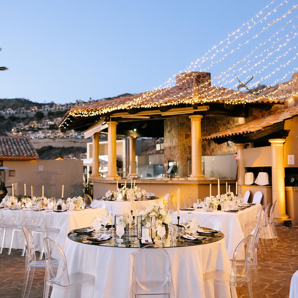 outdoor-wedding-breakfast-with-fairy-lights