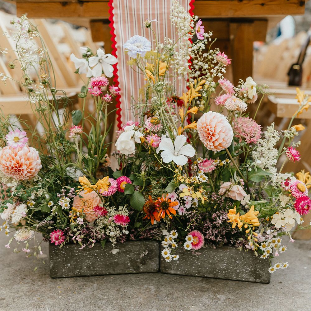 gorgeous-wildflower-meadow-aisle-arrangements