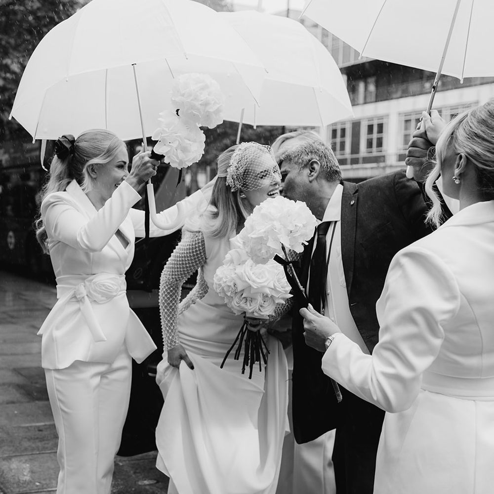 bride-and-bridal-party-arrive-at-wedding