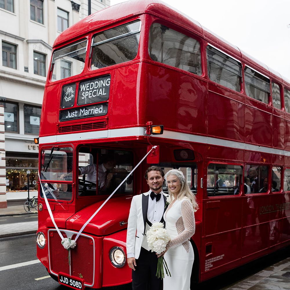 couple-with-red-double-decker-bus-wedding-transport-idea