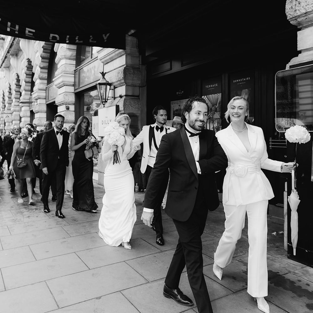 wedding-party-walks-to-the-dilly