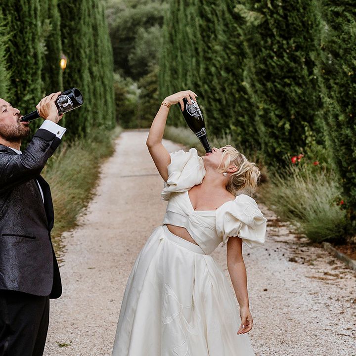 bride-and-groom-drink-champagne-from-the-bottle