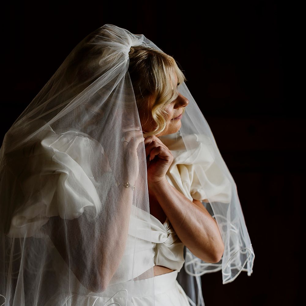 bride-wearing-bow-wedding-veil.