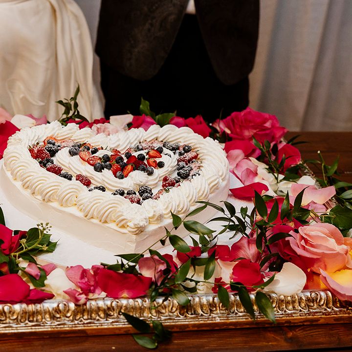heart-shaped-wedding-cake