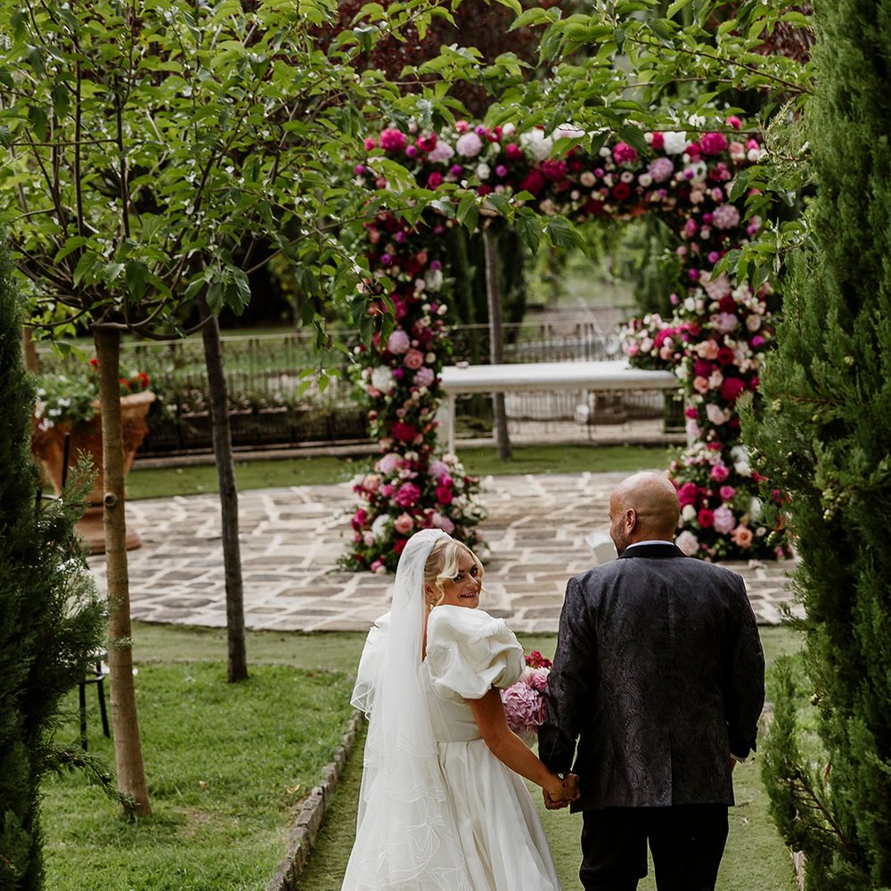 intimate-moment-for-bride-and-groom-at-tuscany-wedding