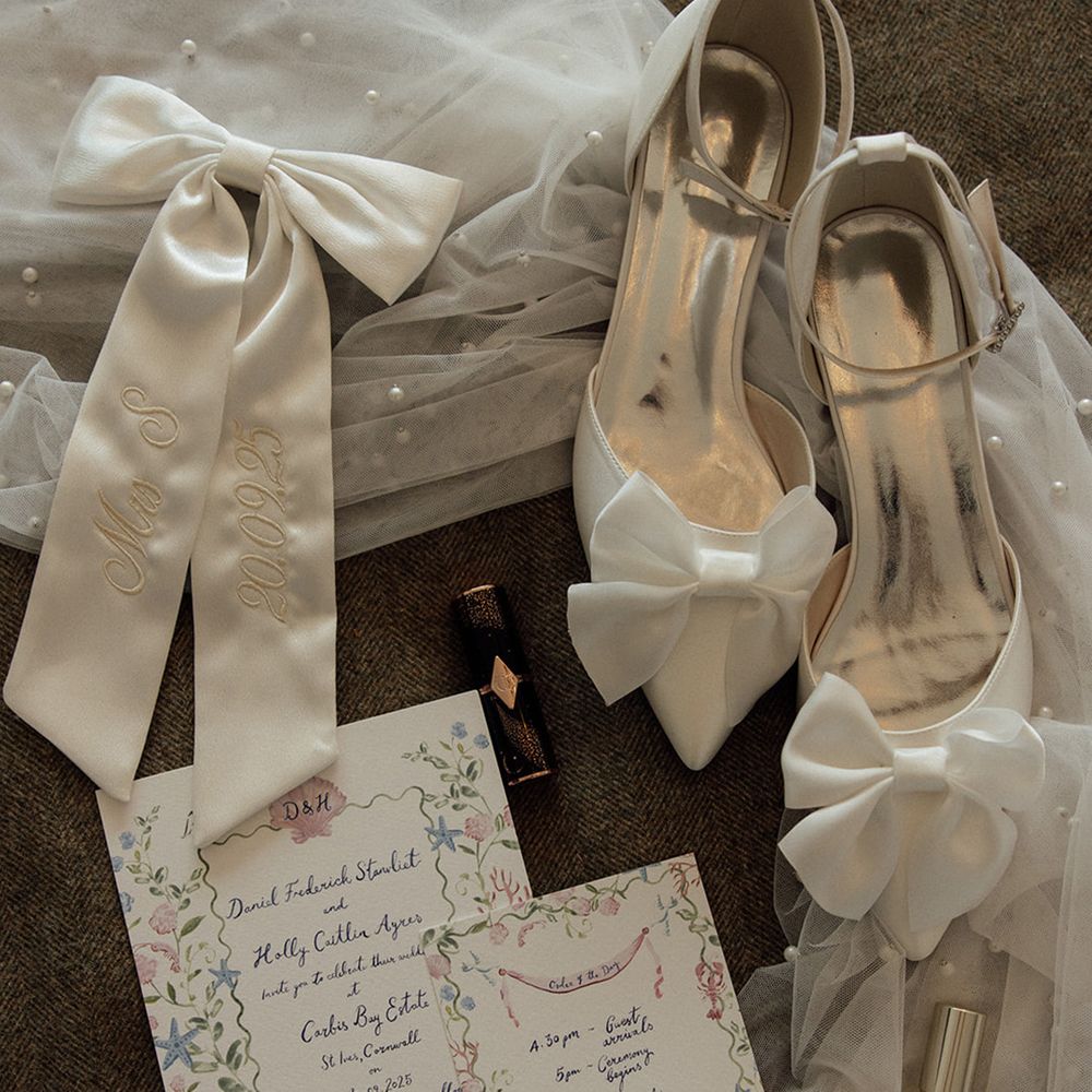 bridal-accessories-with-patterned-wedding-stationery