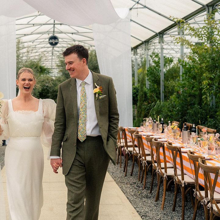 couple-sees-their-wedding-breakfast-layout