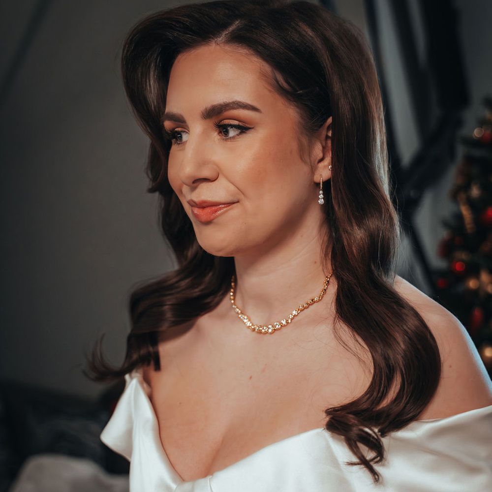 Bride wearing diamond gold wedding jewellery 