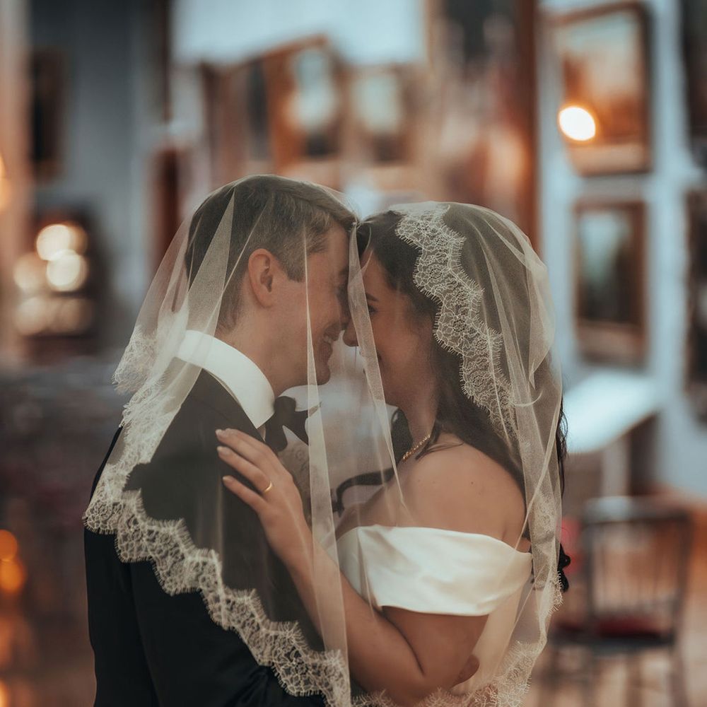 Embroidered edge wedding veil 