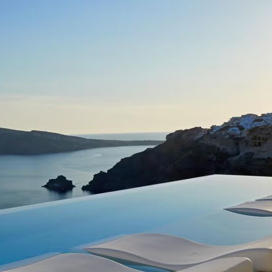 Canaves Oia infinity pool in Santorini 