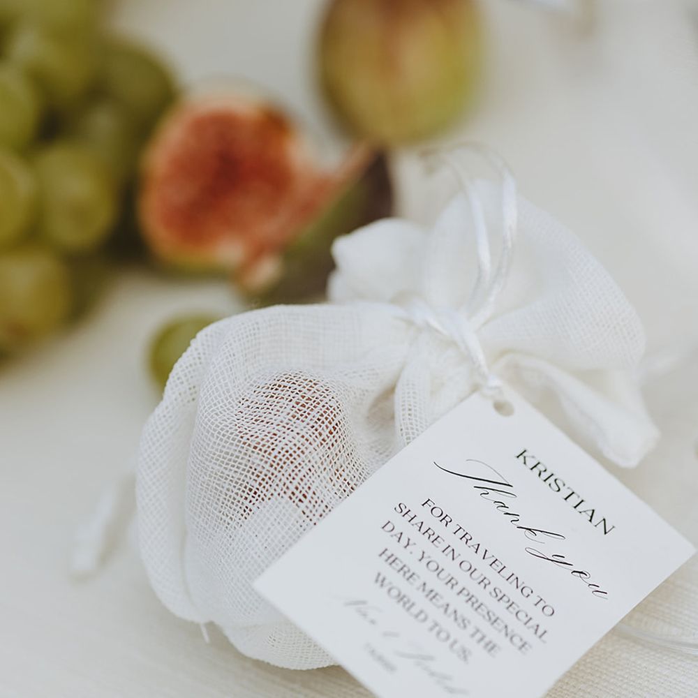 Personalised wedding favours with DIY wine stoppers