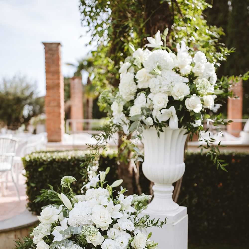 White wedding flower arrangements 