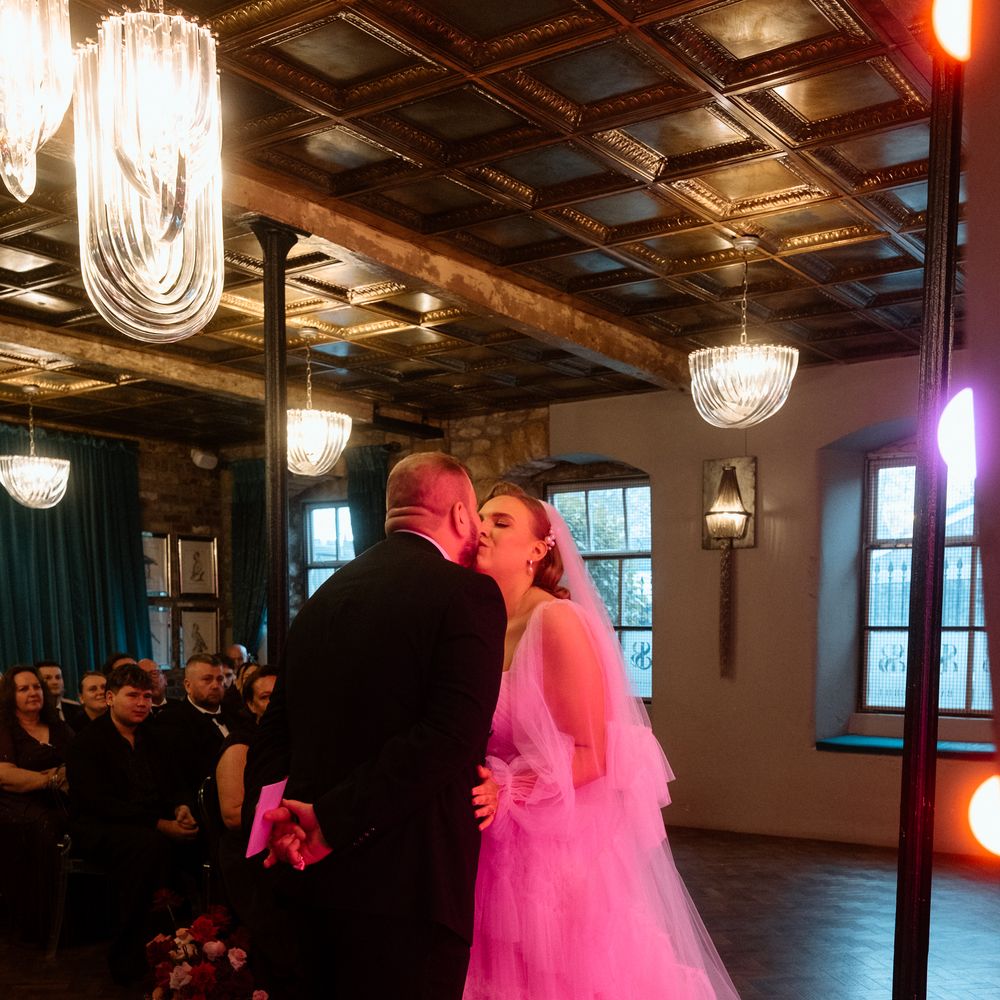 vintage vegas vibe wedding first kiss