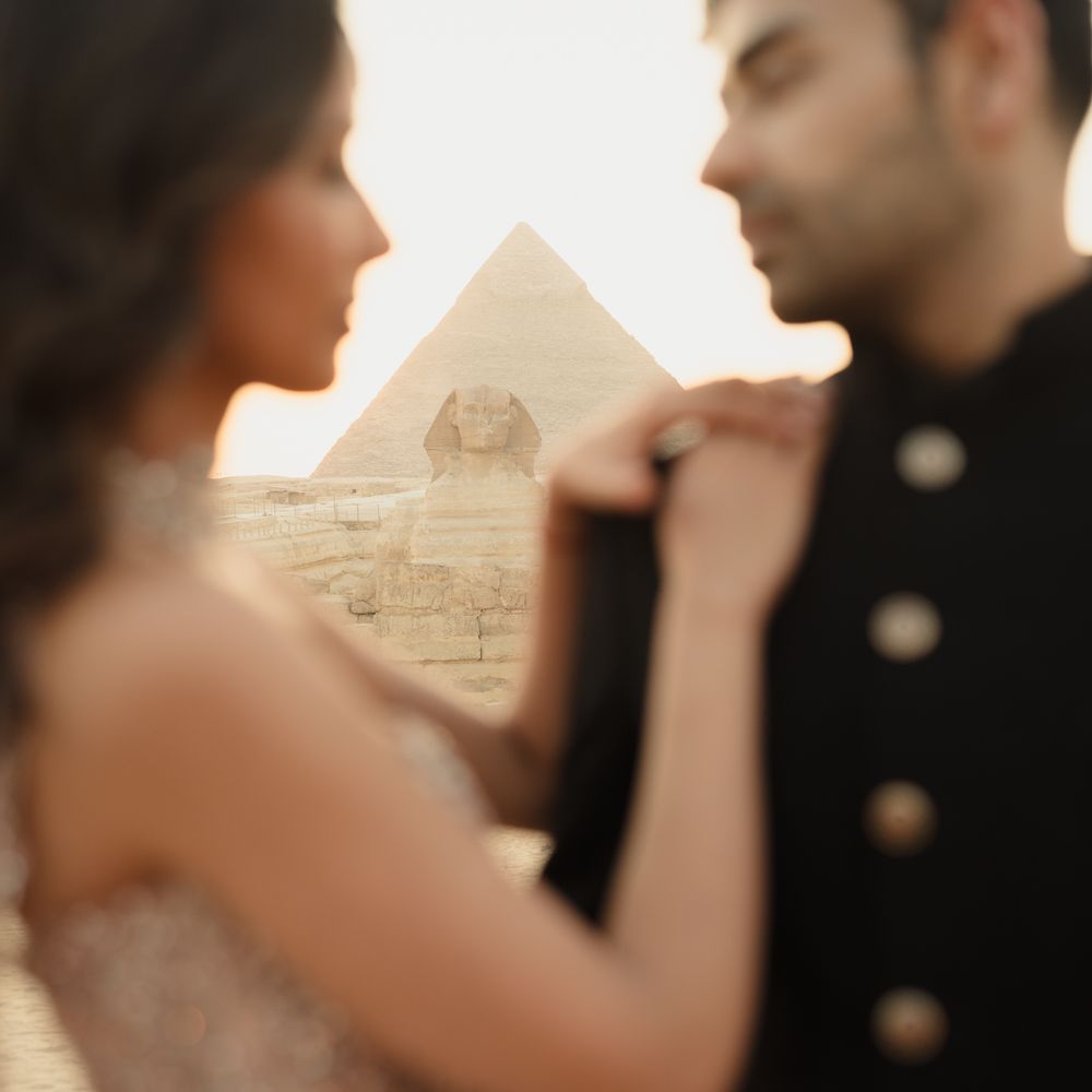 the sphinx peaks through bride and groom