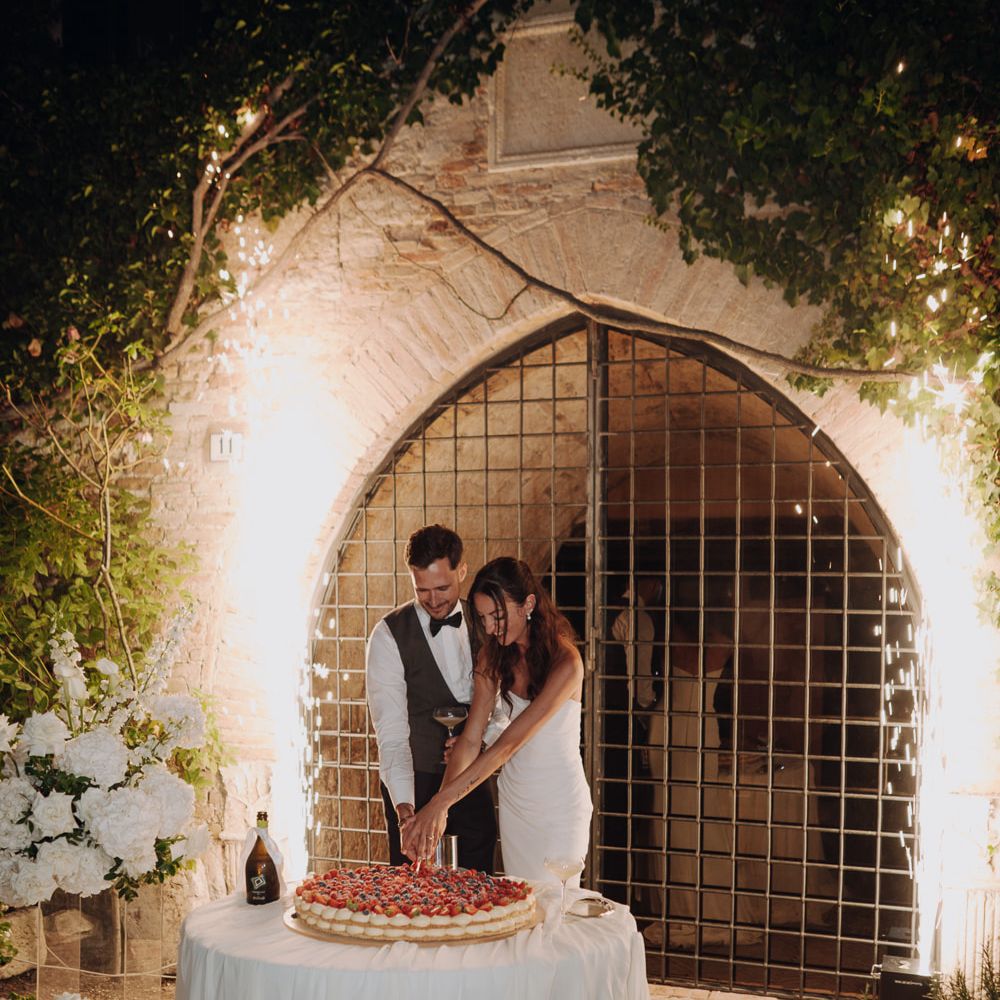 cake cutting sparkler exit berry cake italian arch night