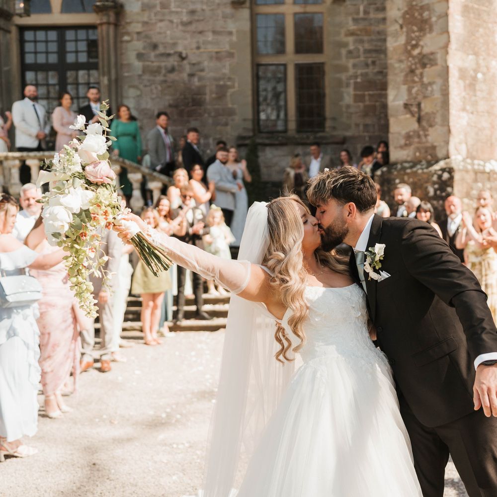 couple kiss just married castle venue