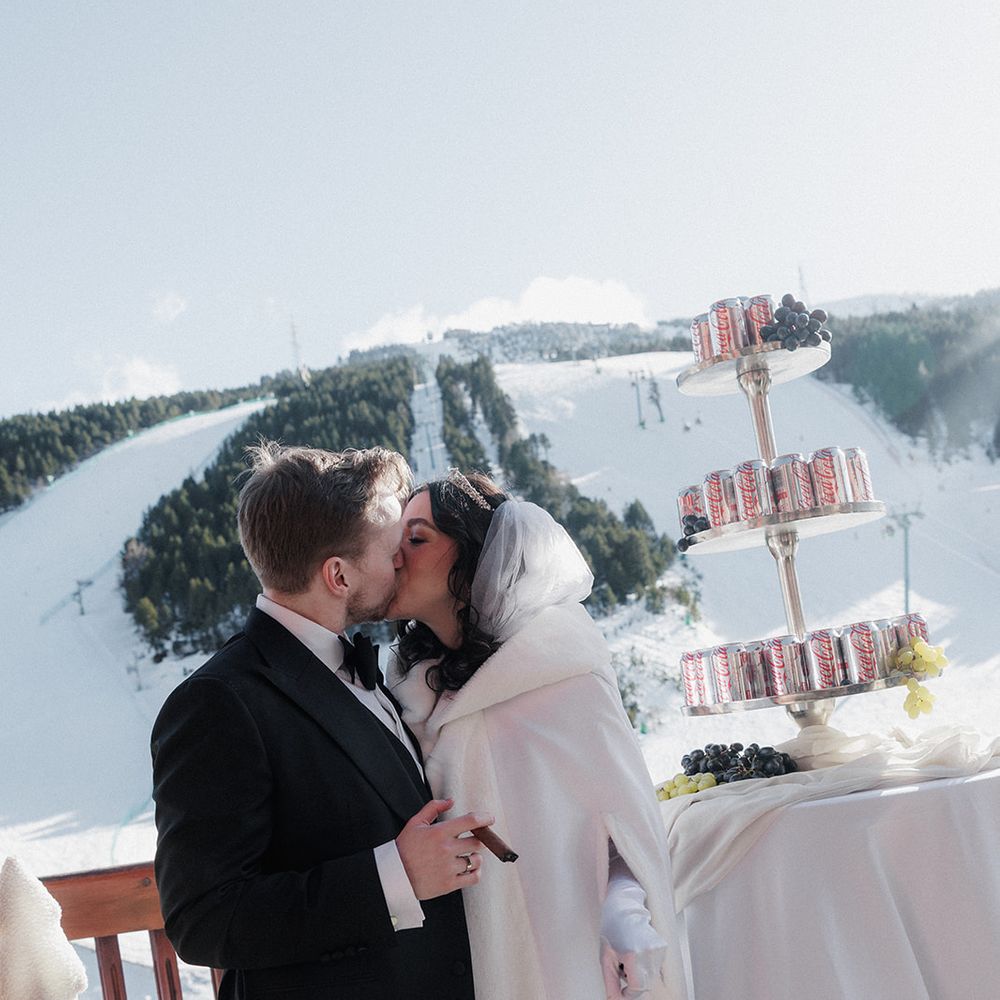 couple kissing winter wedding diet coke tower