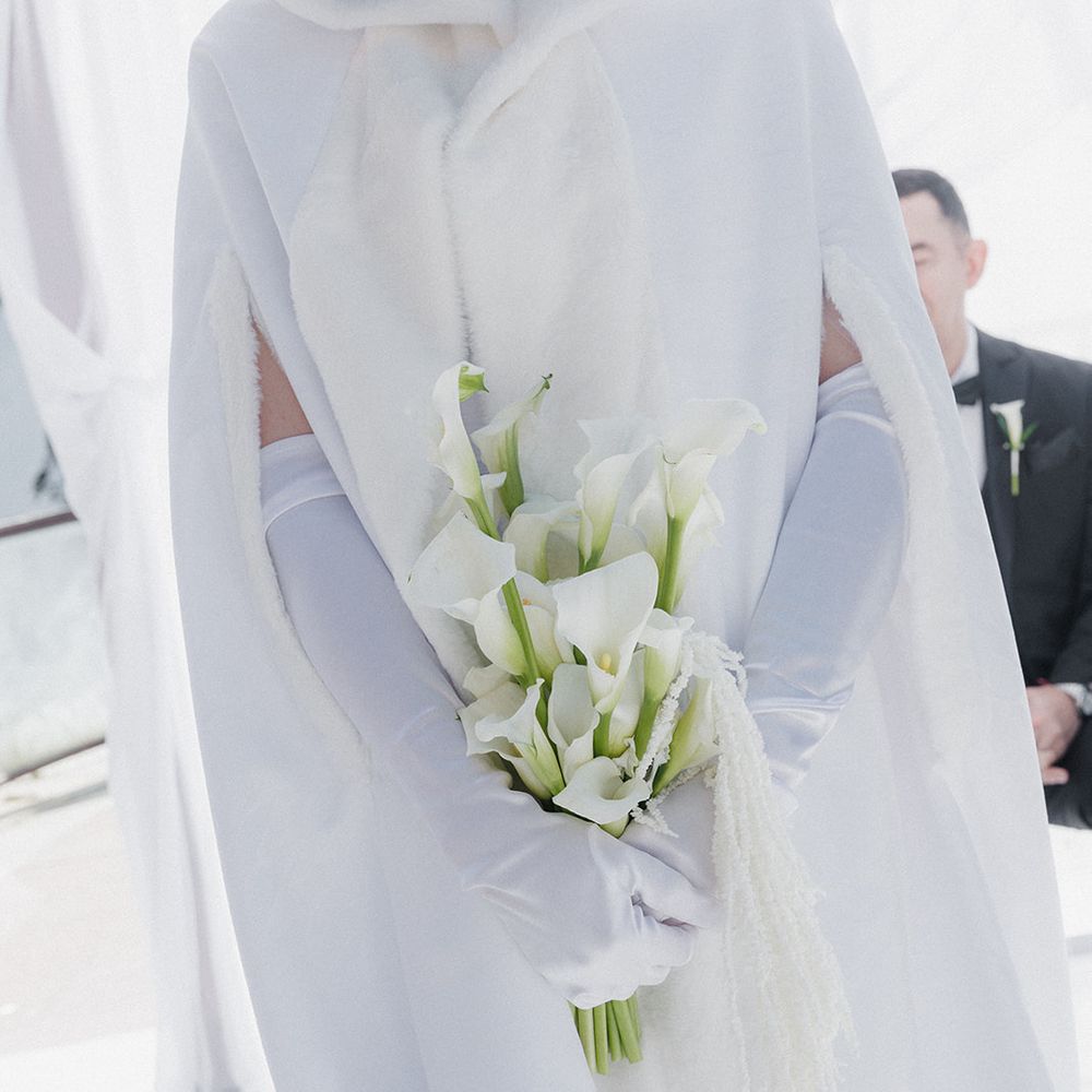 minimalist bridal bouquet white calla lilies winter wedding