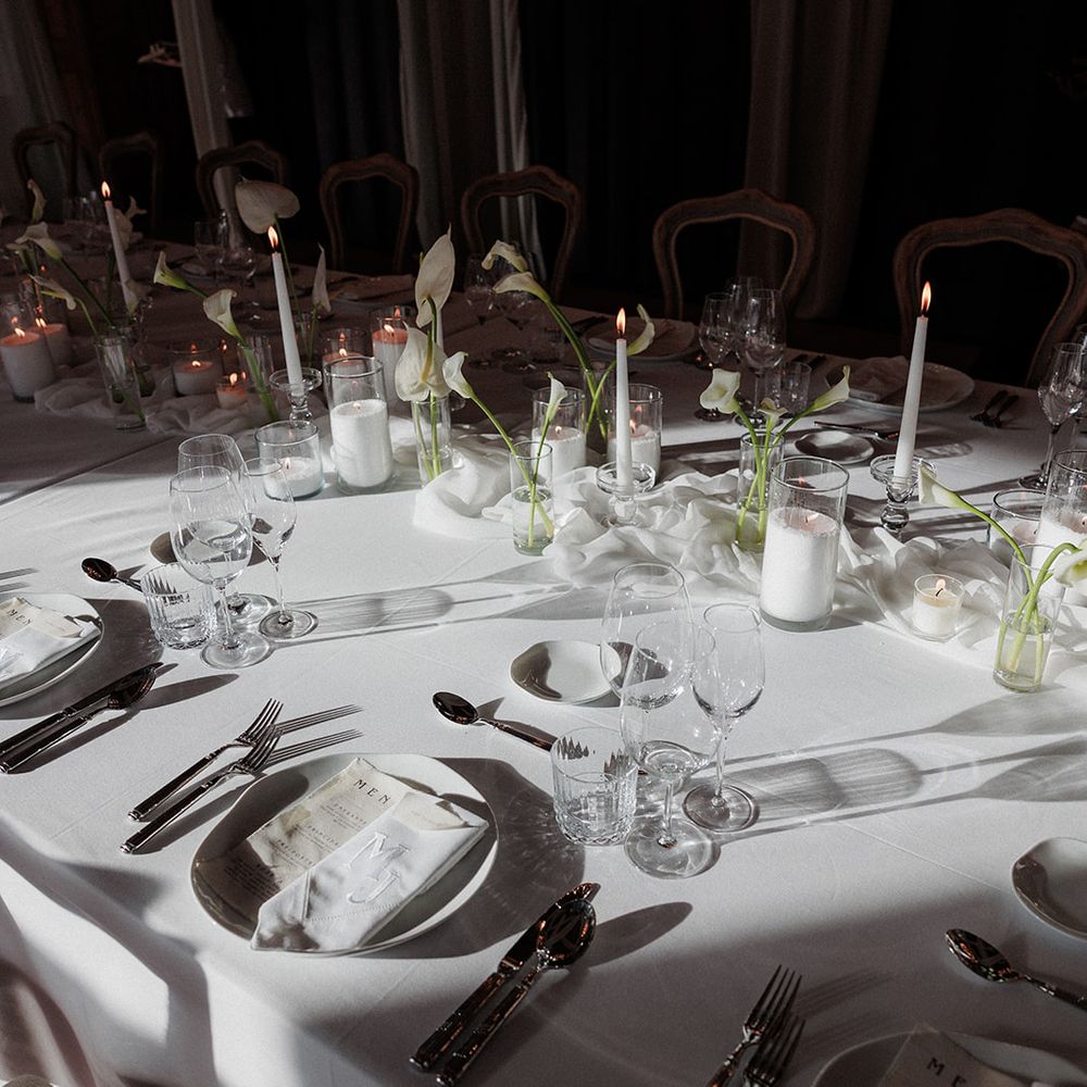 modern white candlelit calla lily wedding tablescape