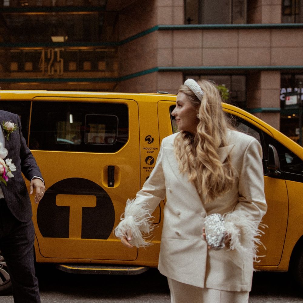 couple getting married in new york with yellow taxi transport 