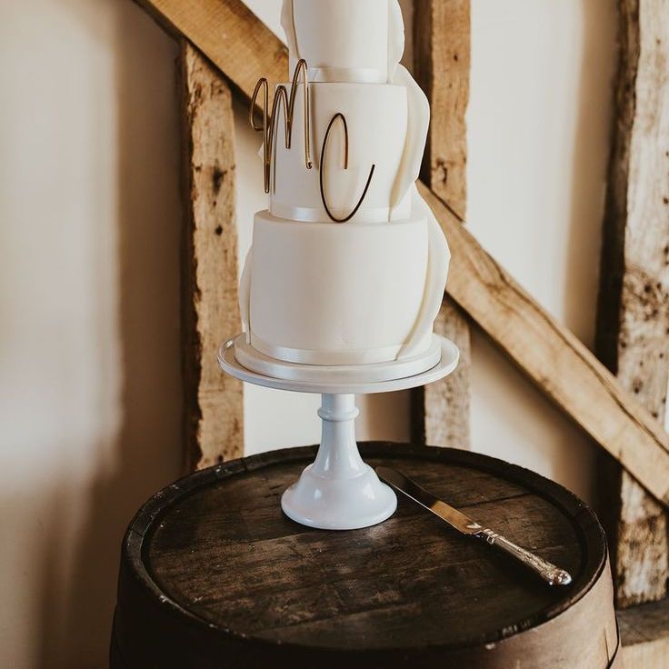 Classic & Simple Wedding Cake With Gold Cake Topper