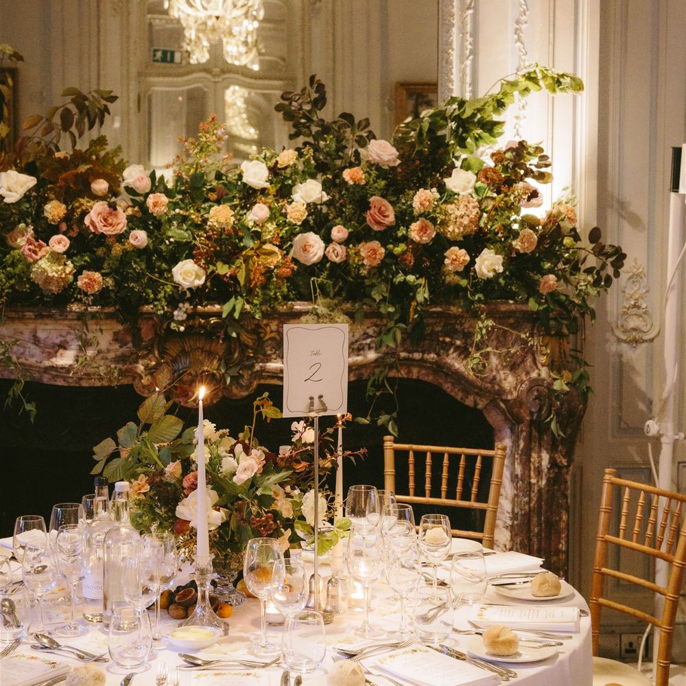 neutral-wedding-flower-arrangement