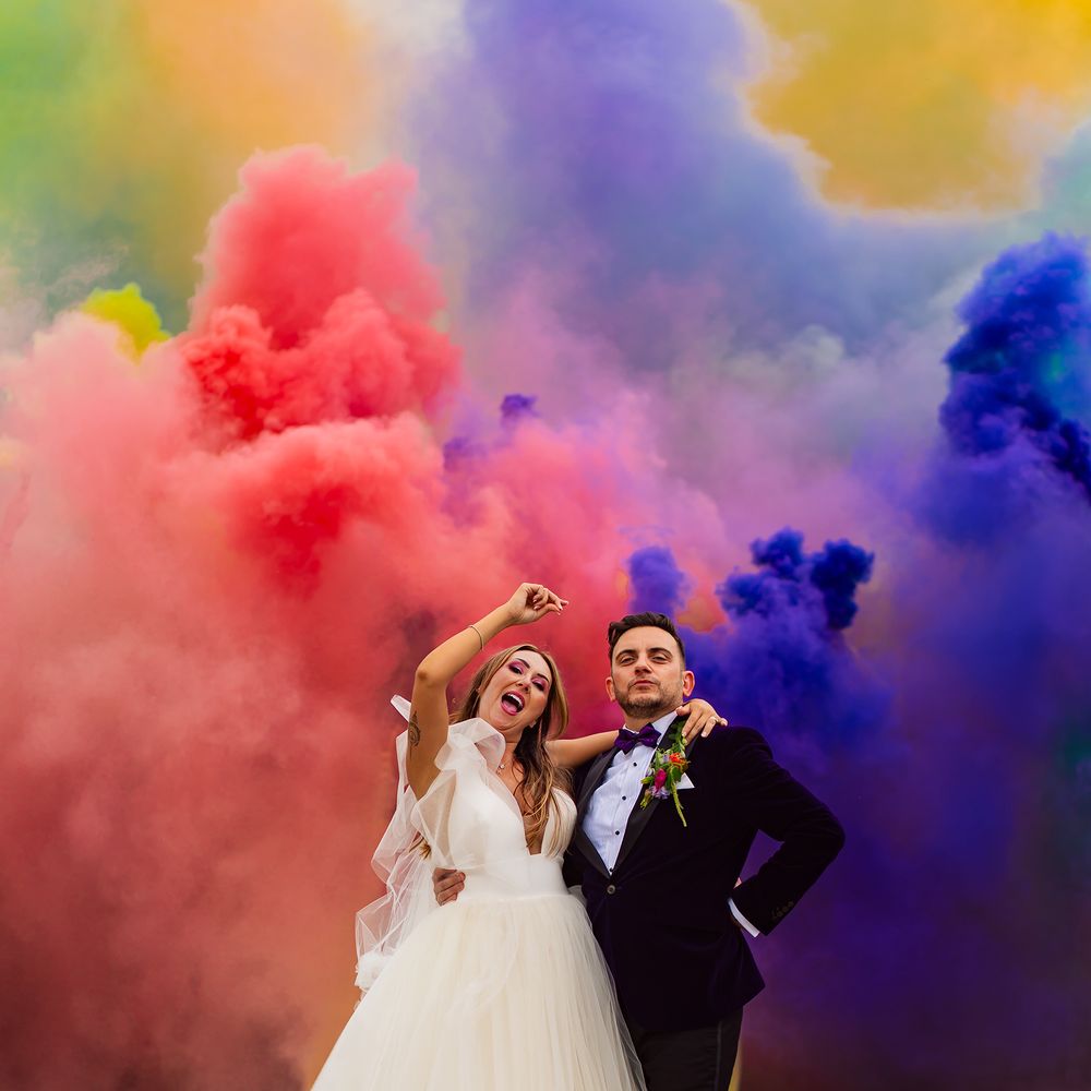 bride and groom colourful smoke bomb