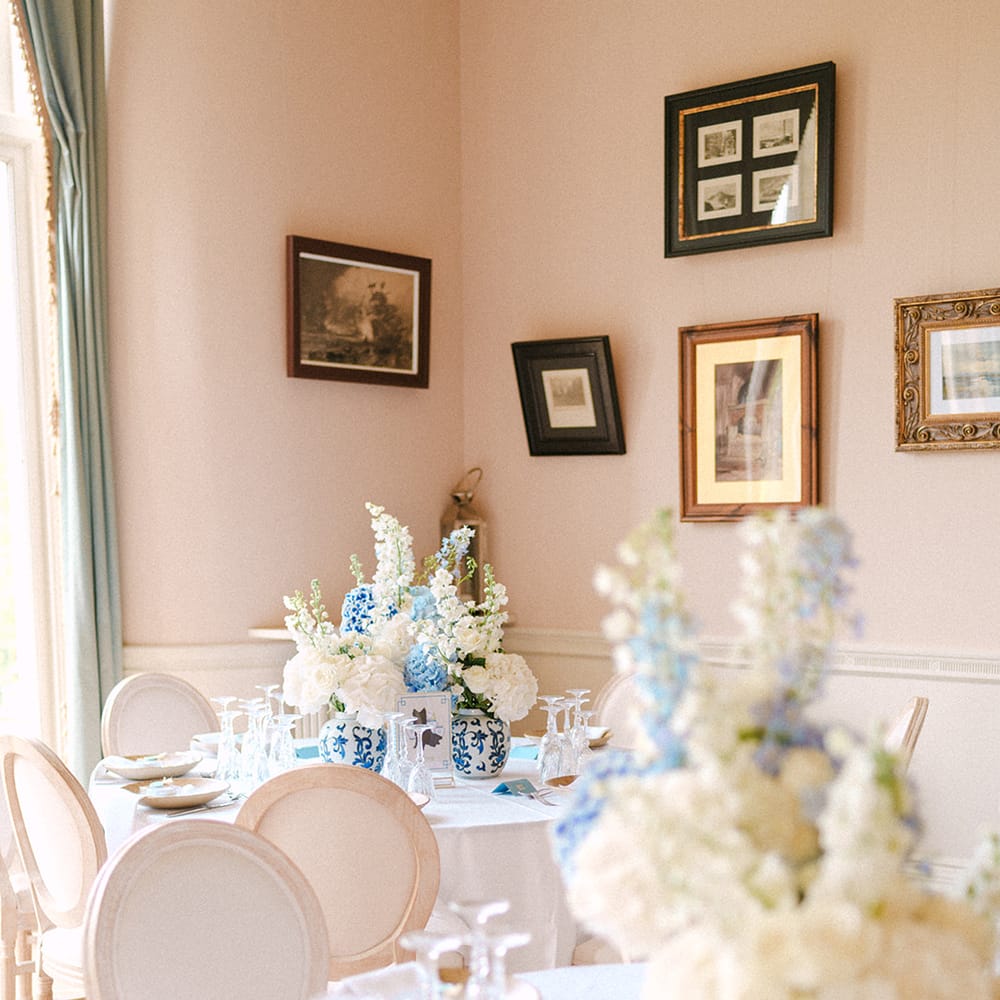 blue-white-ginger-jar-centrepieces